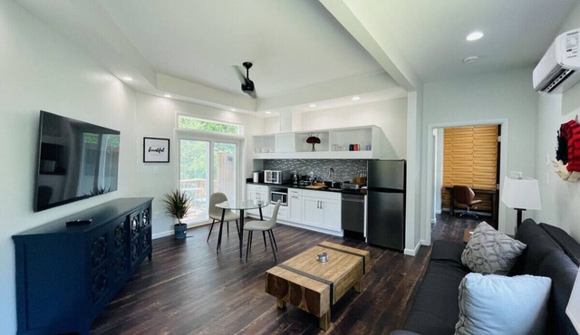 Unit 3 - Luxury King Suite with Private Balcony