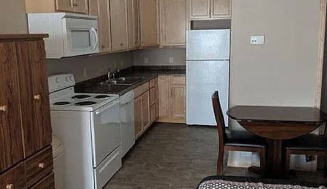 Unit 5: Cozy Studio Microhotel with full kitchen in Harvey