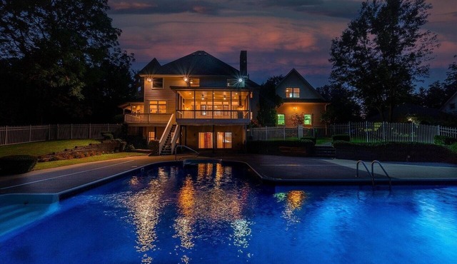 Upscale Lower Level Ideal For A Cozy Getaway. nPool, Hot Tub, Billiards