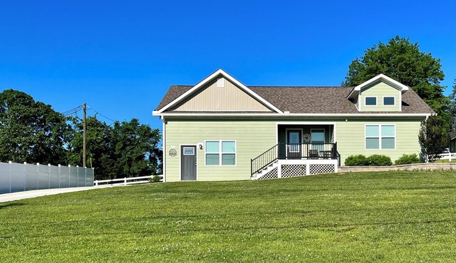 Valley View, Easy Accessible 2 min to Parkway with AC, WiFi, Hot Tub