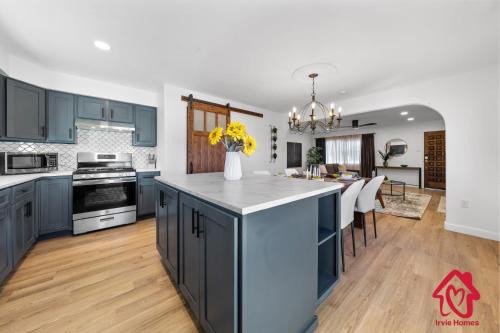 ValleyVibe: Modern Comfort in North Valley - an Irvie Home