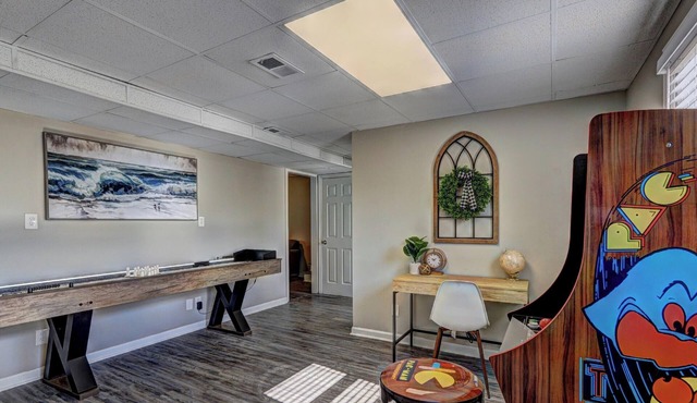 Varners Station - King Bed, Smart TVs & More!