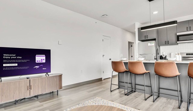 Vibrant & Sunny 2BR | Cleveland Clinic