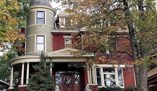 Victorian for 30+ Guests, 5 Min to Downtown