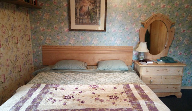 Victorian Room @ Hungry Moose Bed and Breakfast