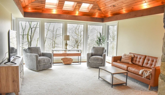 Walking distance to Bridge Park and Old Dublin! Private home on the Scioto River