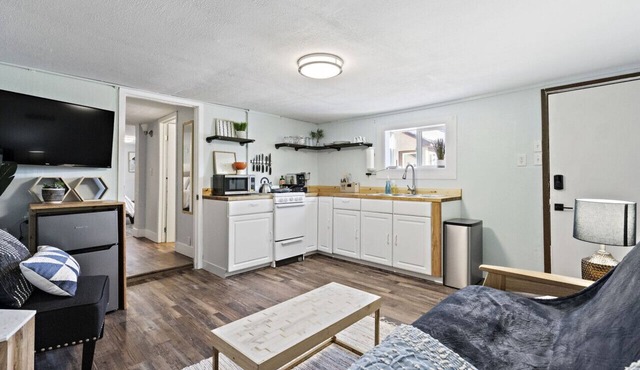 Walking distance to restaurants, trails, and cafes. 10 min. uber from airport.