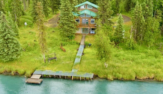 Wandering Moose Riverfront Hideaway