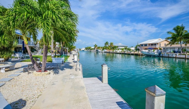 WATERFRONT 2 bed 2bath - 37-ft Dock, Cabana Club, Kayak, Bikes & Ample Parking