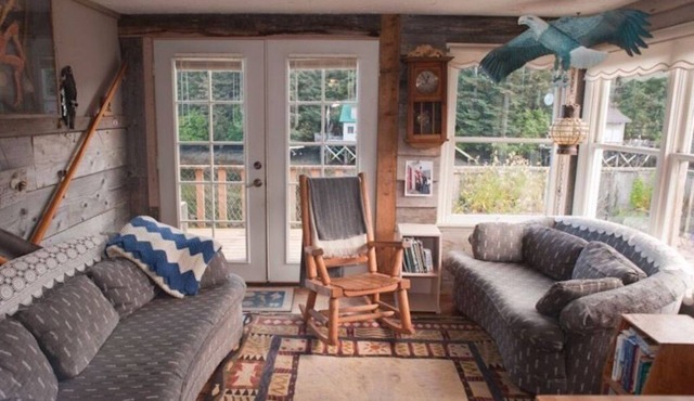 WATERFRONT COTTAGE RENTAL