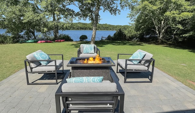 ★ WATERFRONT ★ HOT TUB ★ Kayaks & SUP’s ★ Pets OK ★ King bed ★ Dock ★ Big yard