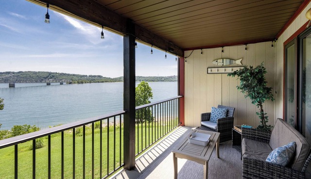 Waterfront Pool! Near SDC - Step-free Access!