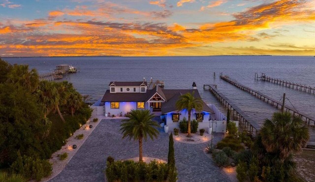 Waterfront Sunsets~ Private Dock ~ Heated pool!