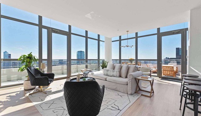 West Loop PH: Unmatched Views & Private Deck in Chicago