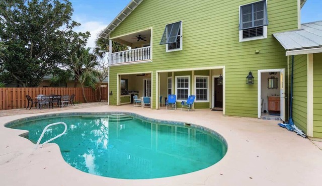 Whispering Waves: Pool, Bikes & Walk to Beach