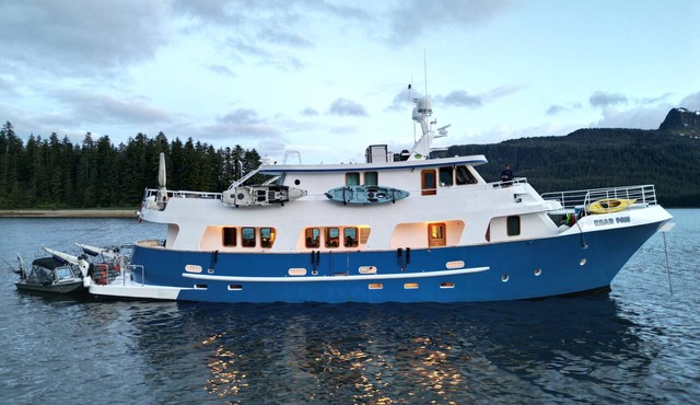 Why knot YACHT! Luxury king accommodation on the dock with breakfast included