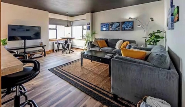 Wolf’s Downtown Den 2 STR20260037