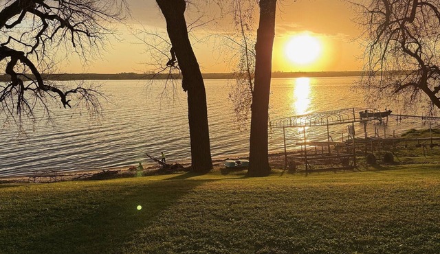 Wonderful 3-bedroom lake cabin on Big Stone Lake minutes away from Ortonville MN