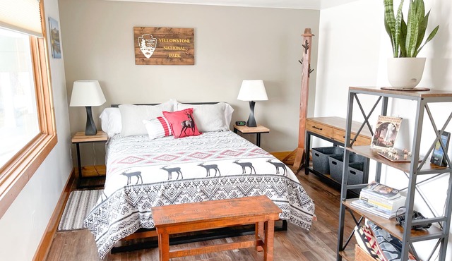 YEAR ROUND, a Cozy Studio for 2, Overlooking the Historic Yellowstone Arch