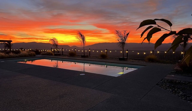 Yosemite South Gate Villa. Breathtaking views sunrise to sunset. Epic pool area.