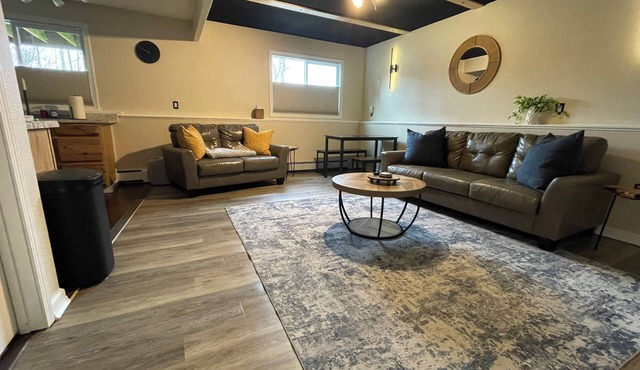 Your Alaskan Getaway - 2 Bedroom 1 bath close to everything!