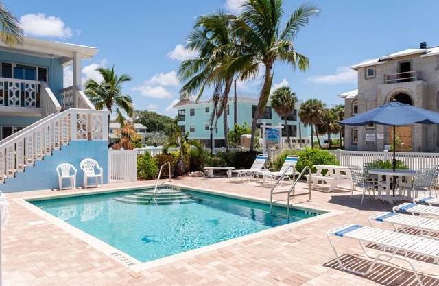 Anna Maria Beach Place #5. Directly Across Street From The Beach With Pool.