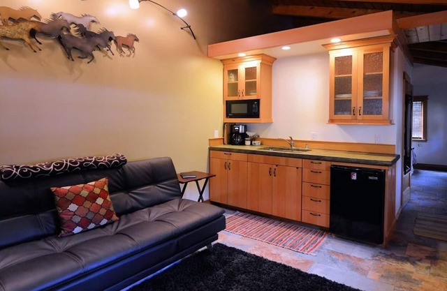Carriage House Accommodations - Tecumseh's Cottage