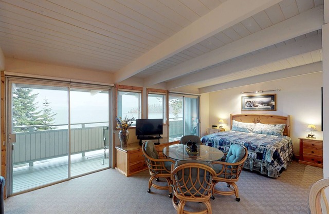 Mountain-view studio on Flathead Lake with jetted tub & swimming docks in Bigfork