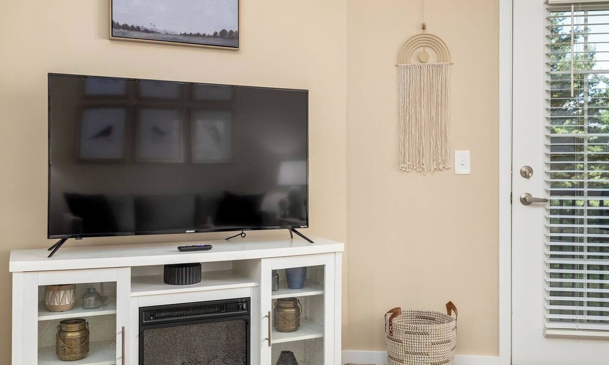 Westerville Apartment | Modern Top-Floor 1BR Near Data Centers | Monthly