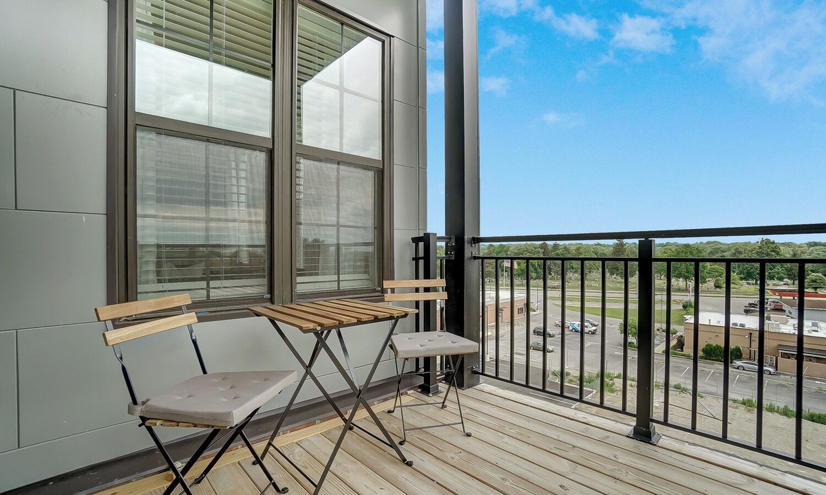 Columbus Apartment | Modern 2BR near OSU | Parking | Elevator | Secure
