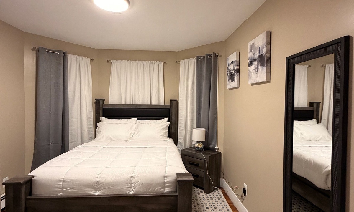 Wanskuck Apartment | Lovely home 3 -bedroom apartment in center of Providence for a relaxing stay!