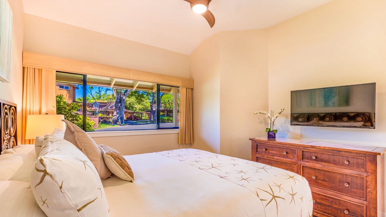 Photo of Bedroom in Historic Lahaina Front Street