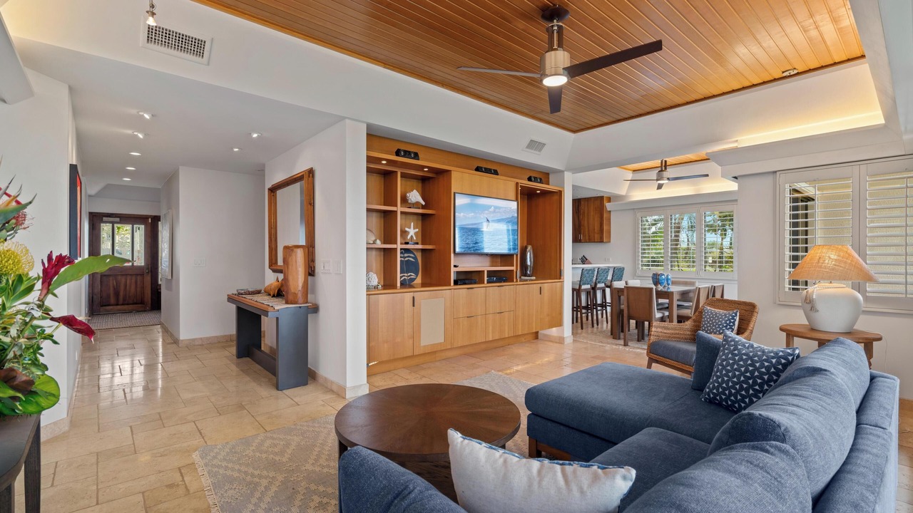 Photo of Livingroom in Historic Lahaina Front Street