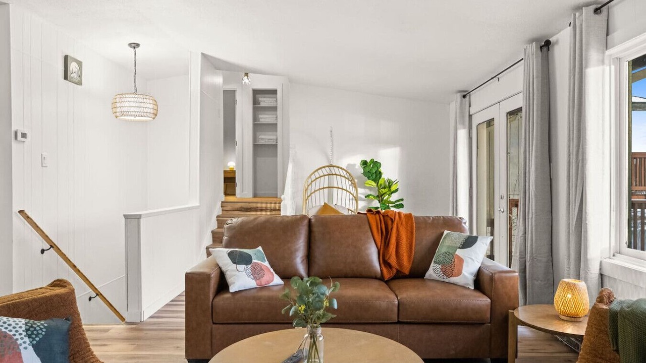 Photo of Livingroom in College