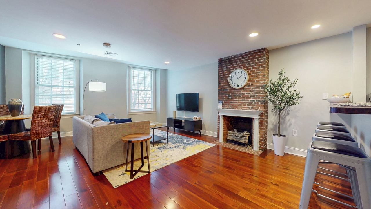 Photo of Livingroom in Government Center