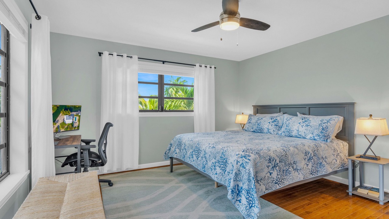 Photo of Bedroom in Doctor's Arm