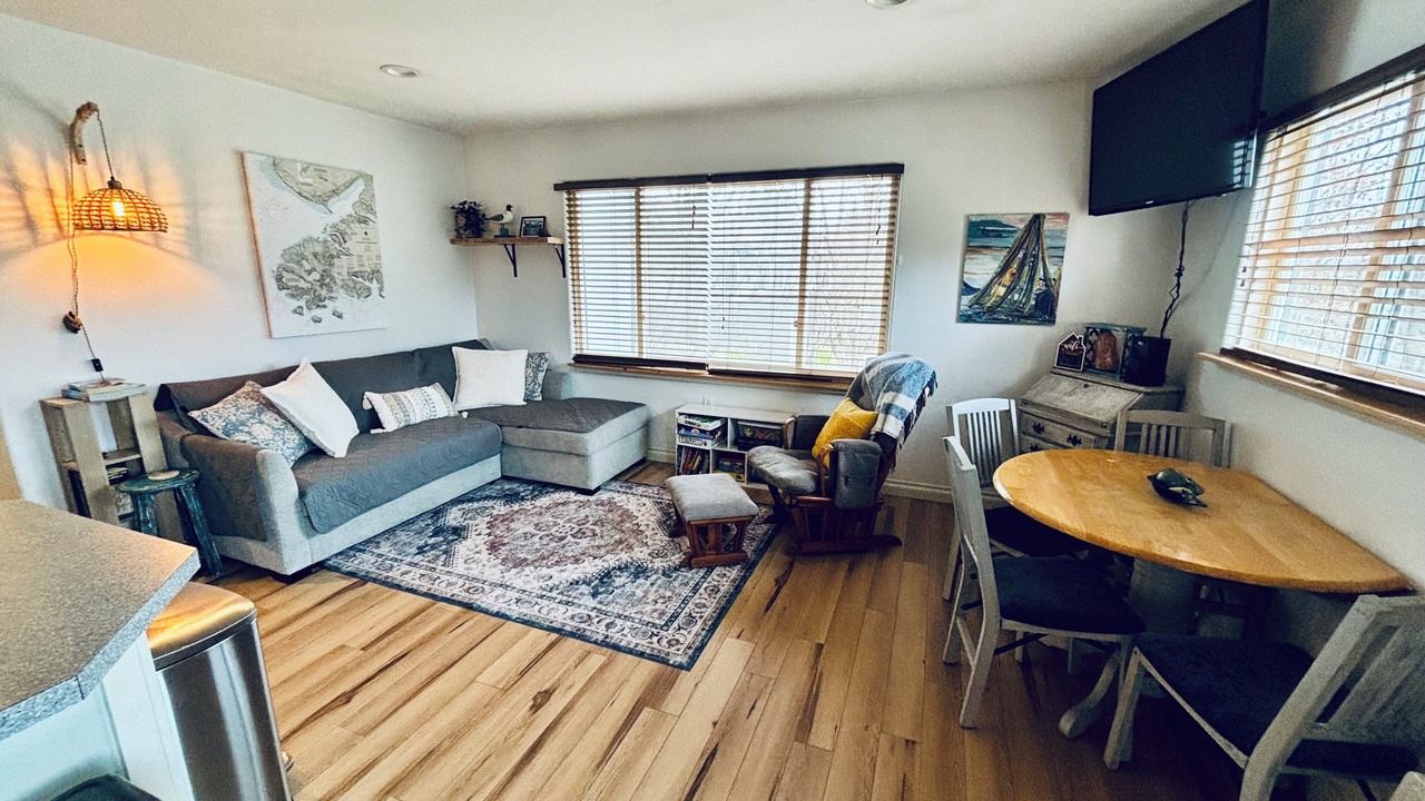 Photo of Livingroom in Homer