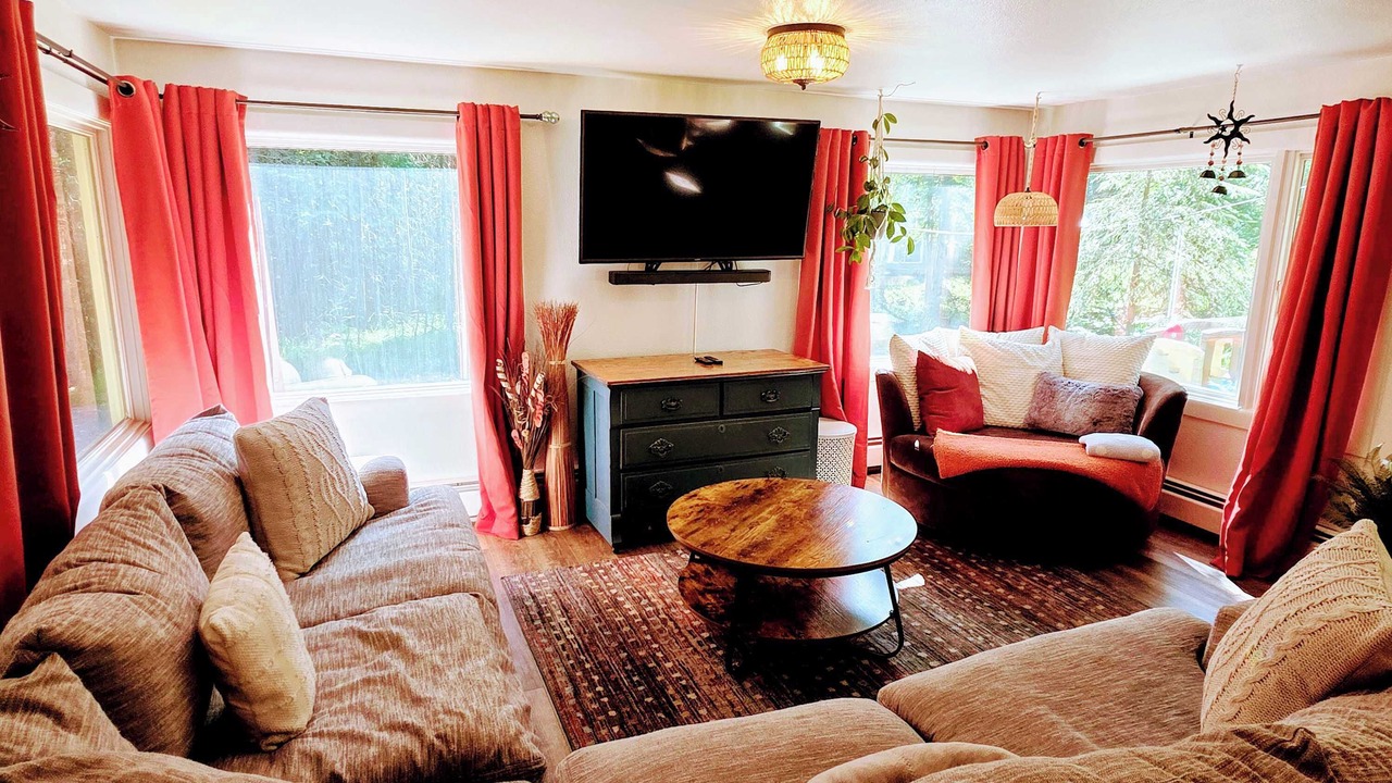 Photo of Livingroom in Mid-Hillside