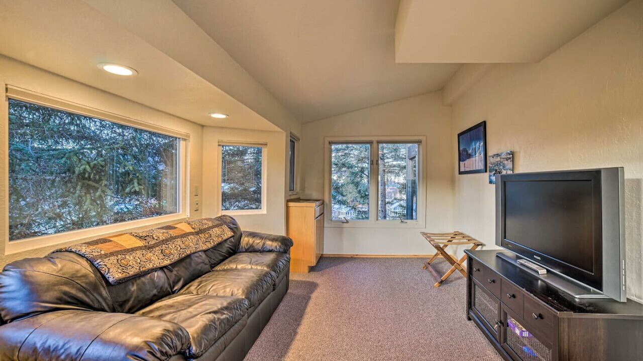 Photo of Livingroom in Seldovia