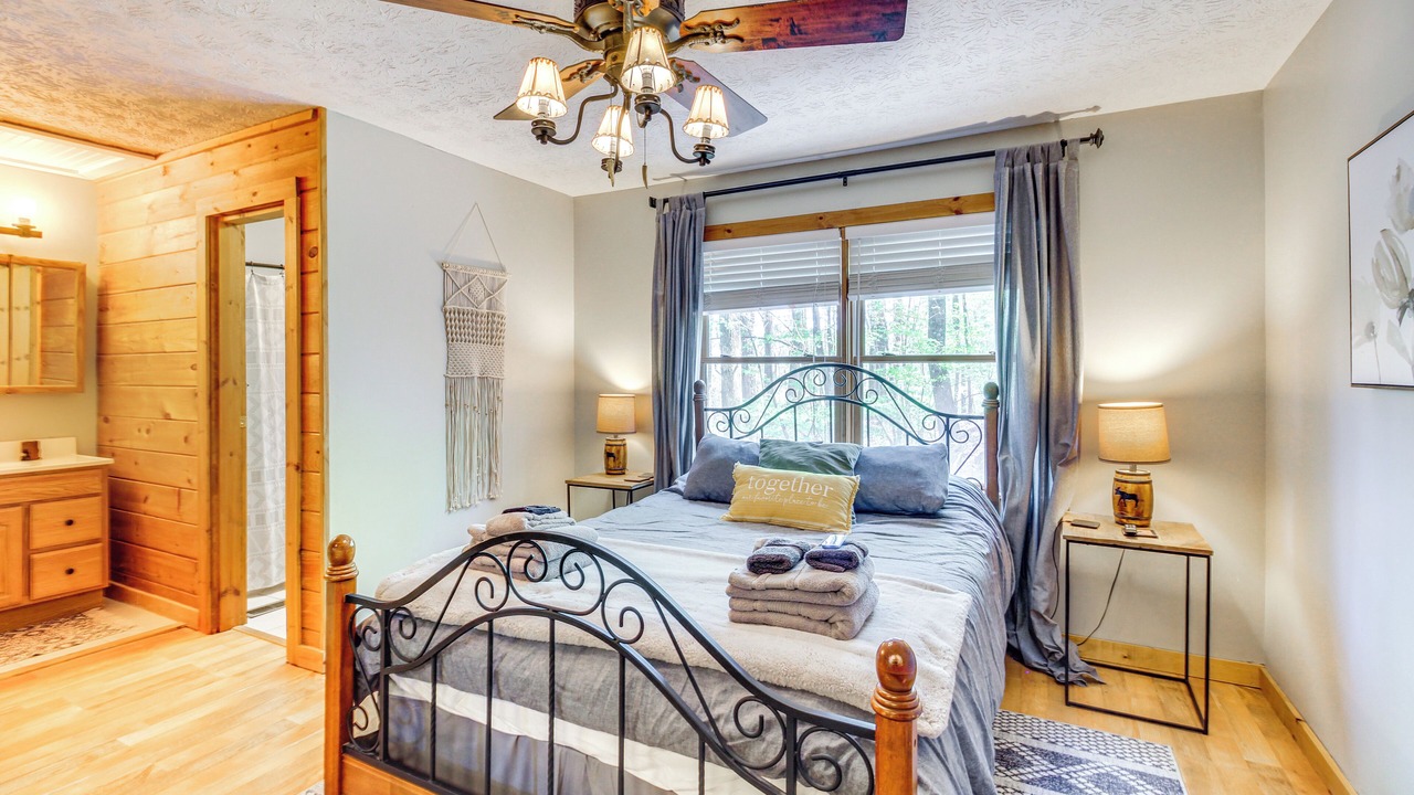 Photo of Bedroom in Walnut Mountain