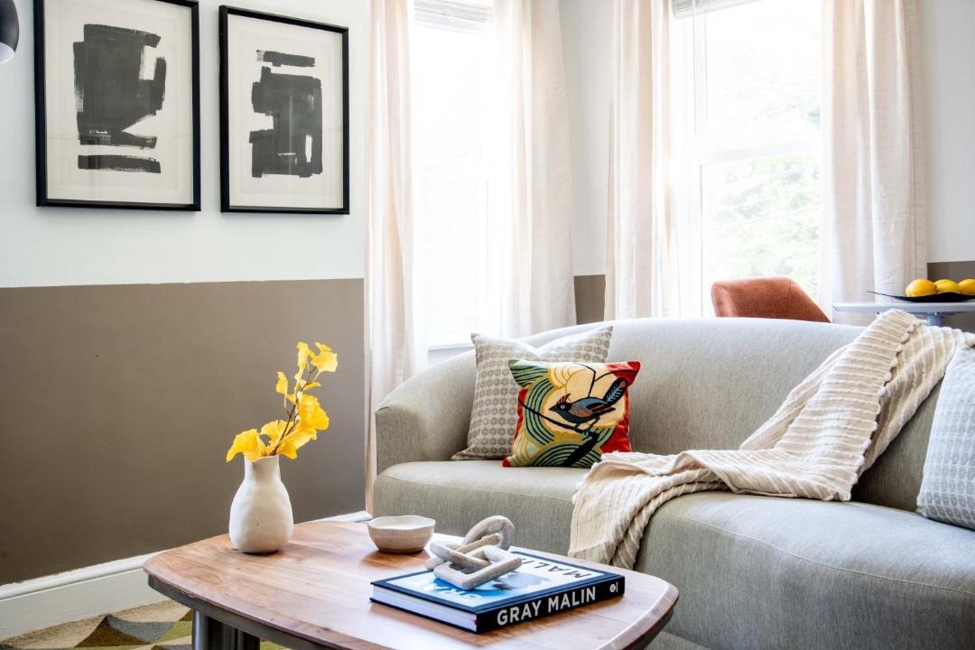 Photo of Livingroom in Emory Village