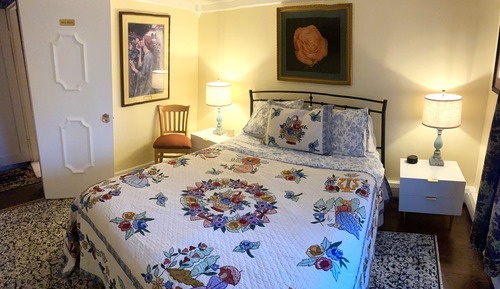 Art's Room, 1 Queen Bed, Shared Bath, Ground Floor