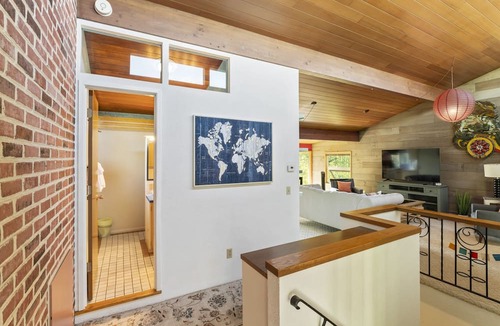 Fairview Apartment | Amazing Loft in the Heart of Town