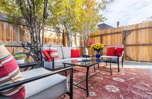 East Central Condo | New distinctive historical unit from 5 Star Host