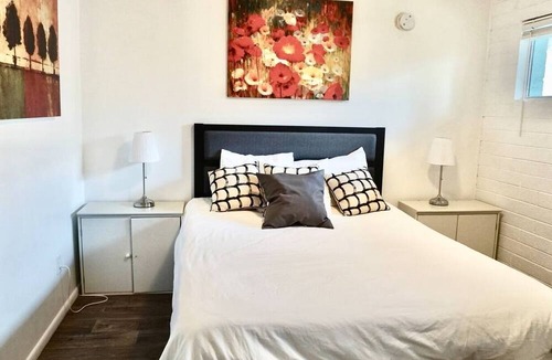 Lower Avenues Apartment | Fully furnished and equipped 30+ day rental near hospitals and University of Utah. Ideal for Traveling Nurses, internships, students, extended medical care or relocation. Free parking. Washer/dryer. Queen bed. Quiet neighborhood. Equipped kitchen.