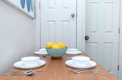 Central City Apartment | Cheery & Comfortable Apartment Near Downtown – Ideal for Extended Stays
