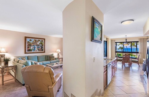 Kaanapali Condo | Maui Resort Rentals: Ka'anapali Ali'i 432 - Deluxe Oceanview Interior Courtyard