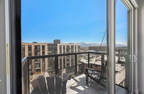 People's Freeway Apartment | Pool! Hot tub+Sauna+Parking+Gym 1 KG/1BA- DWTN!