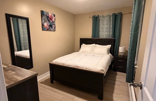 Wanskuck Apartment | Lovely home 3 -bedroom apartment in center of Providence for a relaxing stay!