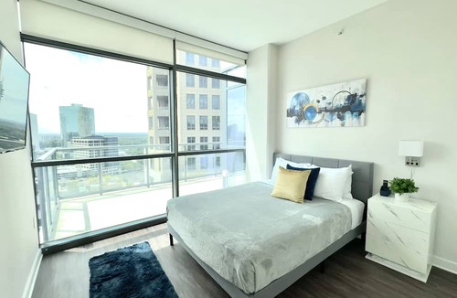 North Buckhead Apartment | Executive 3BR Buckhead Penthouse/Pool/Balcony/Walk to Lenox,Phipps Plaza & Marta